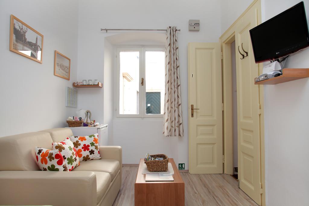 Room Mira Trogir Exteriör bild