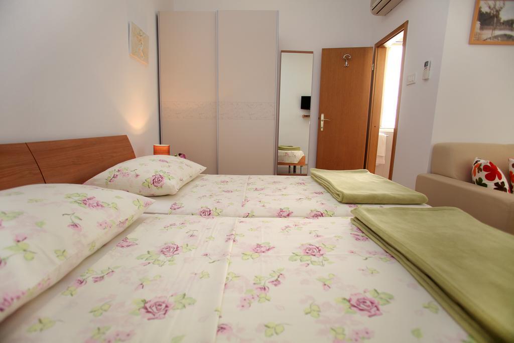 Room Mira Trogir Exteriör bild