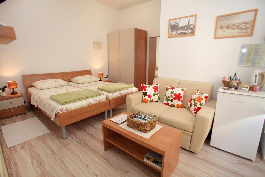 Room Mira Trogir Exteriör bild